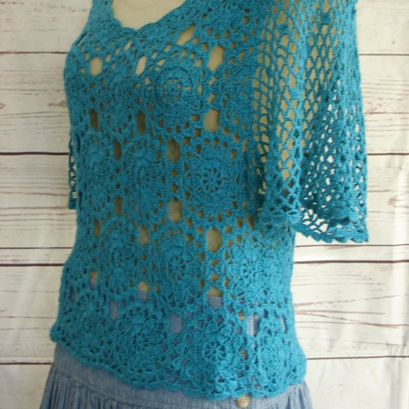 Turq Crochet Floral Short Sleeve Top Open Weave - Picture 6 of 14